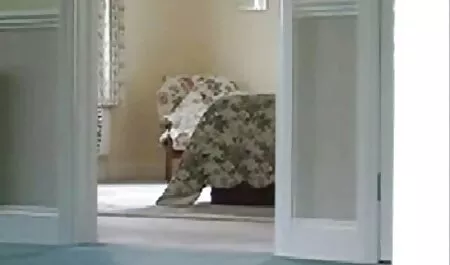 Gyönyörű szőke lány baszik michelle wild filmek ujjait a puncija
