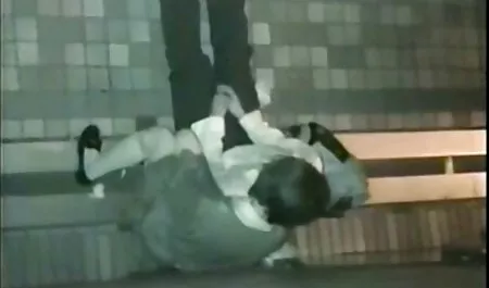 A kanos megeszi pornó filmek nézése ingyen a féltestvérét.