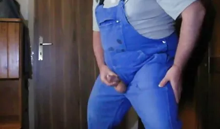 Gyönyörű szőke anya fia szex filmek lány baszik ujjait, maszturbál vele punci