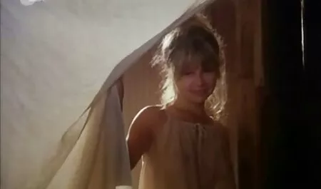 Játékos lány élvezi barátja erotikus sex video Szexuális figyelmet