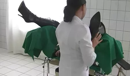 A piszkos kakas gyönyörű arcfotóval ér véget. anya lánya leszbi video