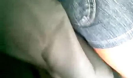 Egy perverz nagybácsi anya es fia dugnak a családban megengedi, hogy megdörzsöljem a péniszét.