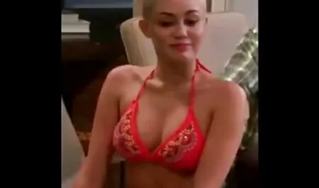 Busty Betty bársony jenkik maszturbálni egy pirno filmek játék a puncija