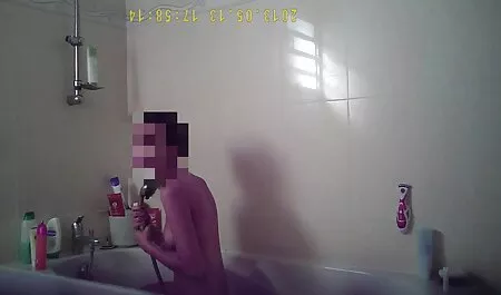 Sovány Ázsiai lány boldogan levetkőzik, jelent a cam. minőségi pornó filmek