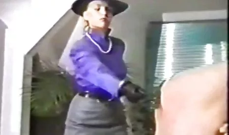 A hűtlen feleség szexi szopást ad a magyarul beszelo porno film szomszédnak.