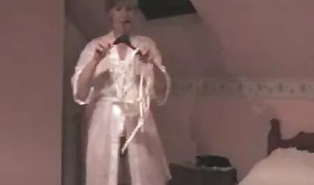 A fickó anya fiával kefél baszik rá borotvált punci.