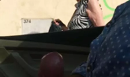 Lussy Sweetnek pénzre van anya fia pornók szüksége az üzlethez, ezért elcsábítja a menedzsert.