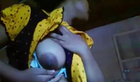 Gyönyörű szőke Macy anya fia baszik Dee veszi le a perverz Fehérnemű retro stílusban, maszturbál a nylon