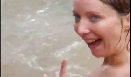 Jade húzza a punciját, hogy szex és porno filmek a krém, szétárad a padlón.)