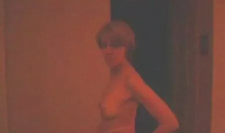 Kopasz srác anya fia sex videók ingyen szidja egy másik srác hátulról masszírozása után neki.