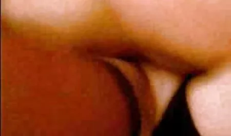 Forró szőke használja a lábát, hogy porno film letoltes neki cum!
