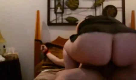 MILF Mika Osawa van anál pornó filmek egy dildo a puncijában.