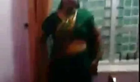 Barna tündér anya fia szexvideo szereti a seggét