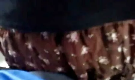 A magas szőke készen áll arra, hogy kitöltse a anya fia sex videók punciját egy amatőr videóban.
