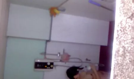 Egy fiatal Bébiszitter, szolgálatban análszex video lévő rendőrség, munka nélkül.